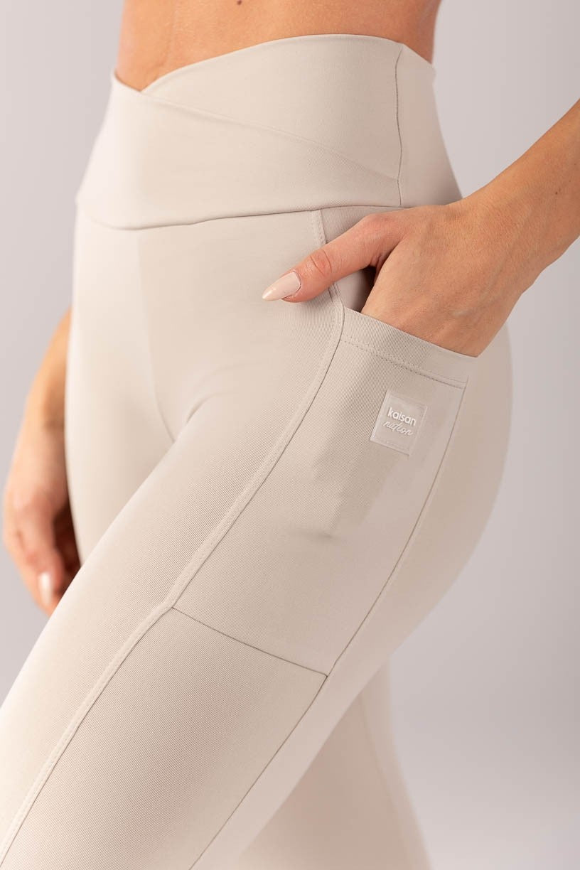 Calça Legging com Cós Transpassado e Bolsos (Bege Acinzentado) | Ref: K4360-B