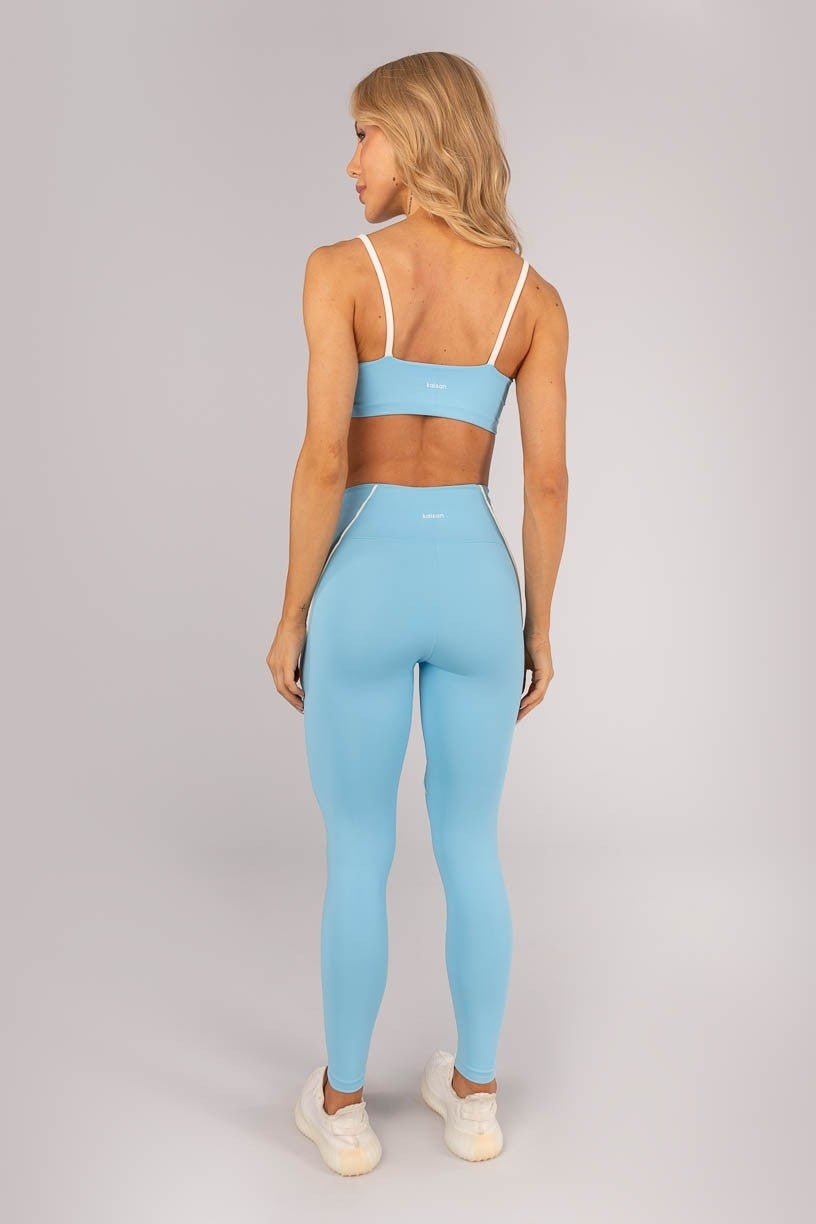 Calça Legging com Bolso e Vivo nas Laterais (Azul Céu / Off-White) | Ref: K4589-A