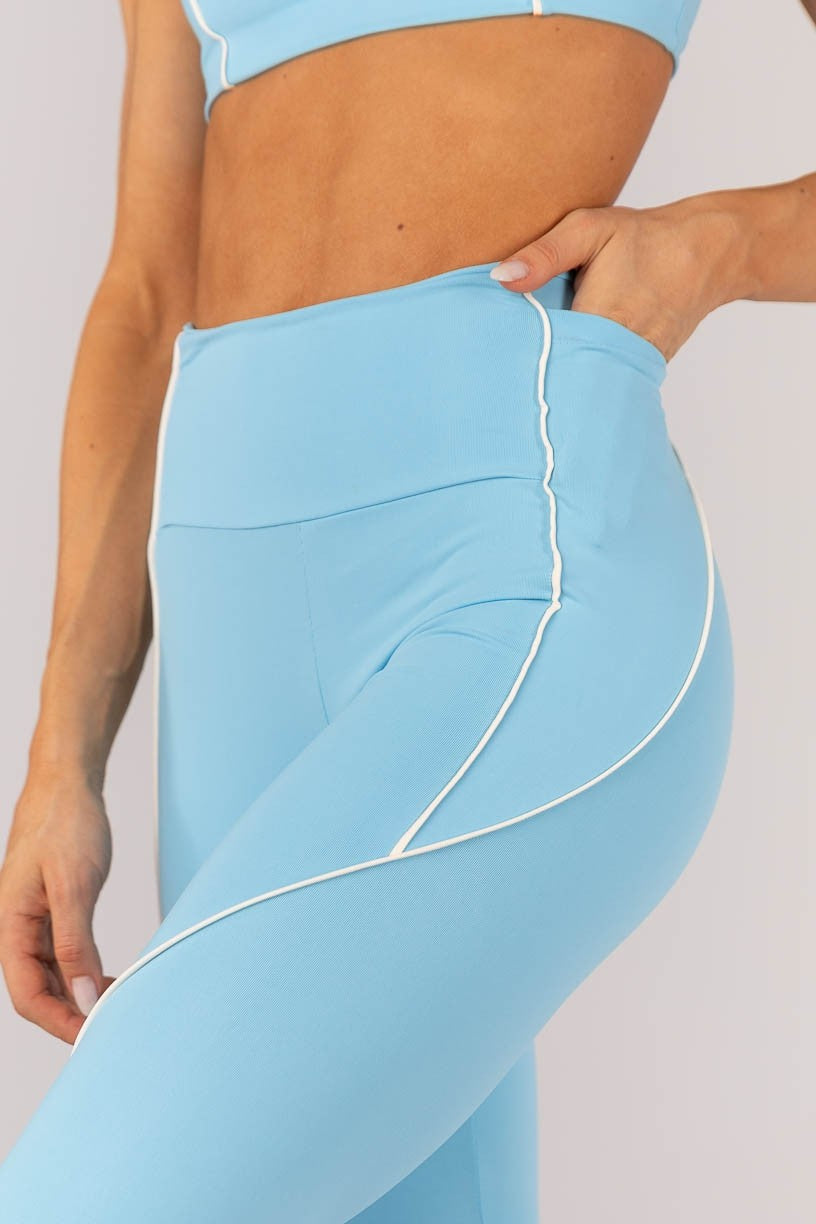 Calça Legging com Bolso e Vivo nas Laterais (Azul Céu / Off-White) | Ref: K4589-A