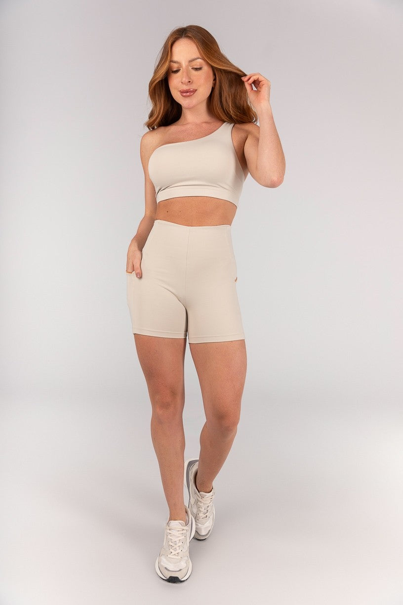 Top com Decote Assimétrico, Abertura e Alças nas Costas (Off-White / Caramelo) | Ref: K4661-A