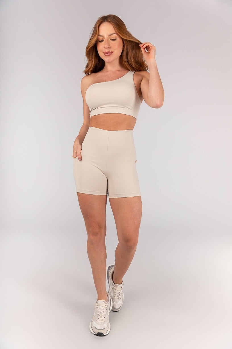Top com Decote Assimétrico, Abertura e Alças nas Costas (Off-White / Caramelo) | Ref: K4661-A