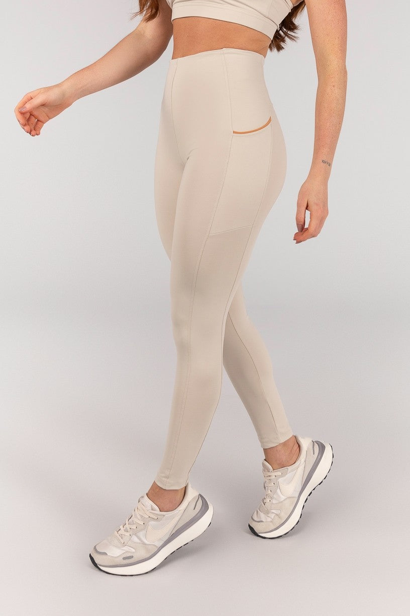 Calça Legging sem Cós Aparente e Bolsos (Off-White / Caramelo) | Ref: K4662-A