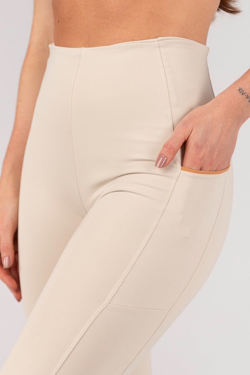 Calça Legging sem Cós Aparente e Bolsos (Off-White / Caramelo) | Ref: K4662-A