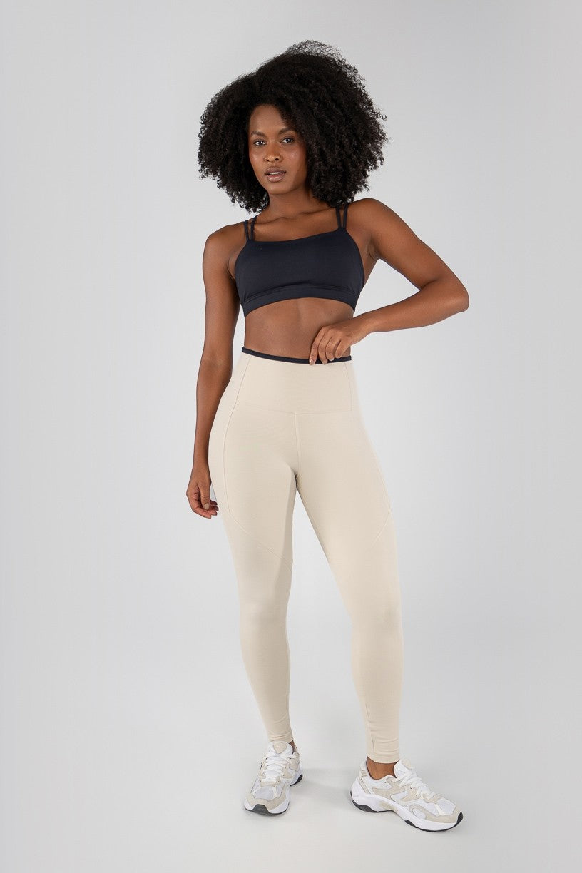 Calça Legging com Pespontos e Viés Contrastantes (Off-White / Preto) | Ref: K4813-B