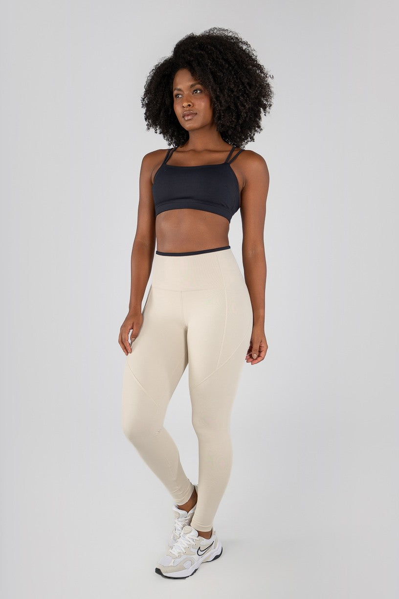 Calça Legging com Pespontos e Viés Contrastantes (Off-White / Preto) | Ref: K4813-B