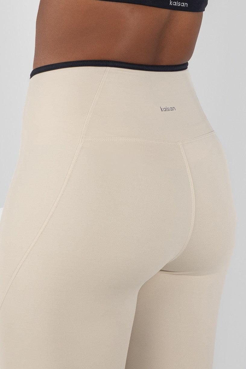 Calça Legging com Pespontos e Viés Contrastantes (Off-White / Preto) | Ref: K4813-B