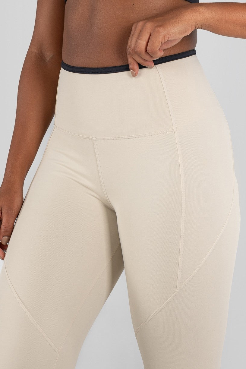 Calça Legging com Pespontos e Viés Contrastantes (Off-White / Preto) | Ref: K4813-B