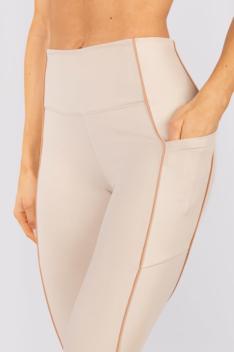Calça Legging com Bolsos e Vivo (Off-White / Macadâmia) | Ref: K4647-C